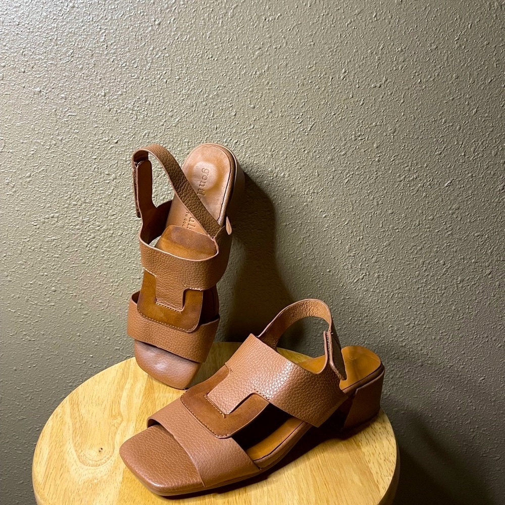Rare Gentle Souls by Kenneth Cole Park Interlock Leather Sandal Cognac Women’s 8